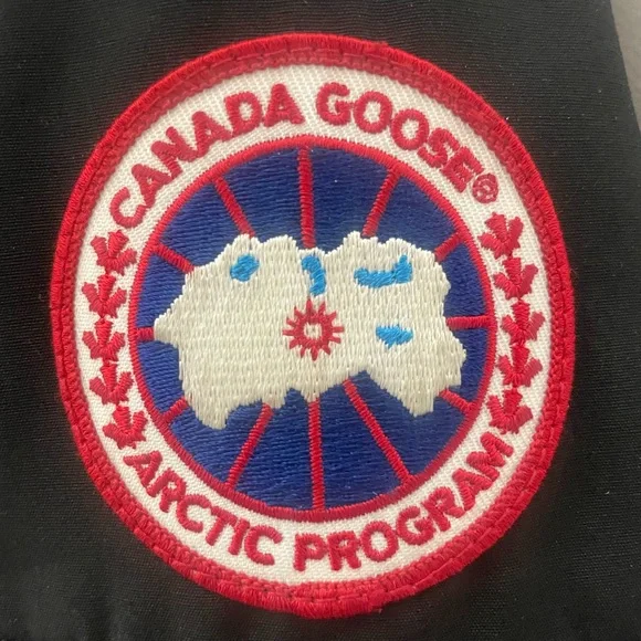 EUC Authentic Women’s Medium black Canada Goose jacket Montebello - Picture 4 of 10